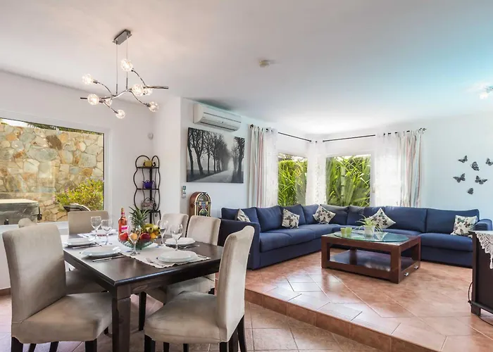 别墅 Charming 4 Bedrooms Tarez Private Pool