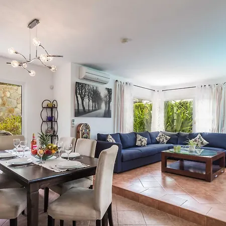 וילה Charming 4 Bedrooms Tarez Private Pool